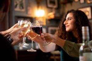 Ý nghĩa của việc nằm mơ thấy uống rượu tại nhà hàng